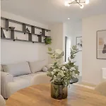 Nature Park Near River, Modern 2bed, Fast Wi-fi, Kitchen Oven Lägenhet